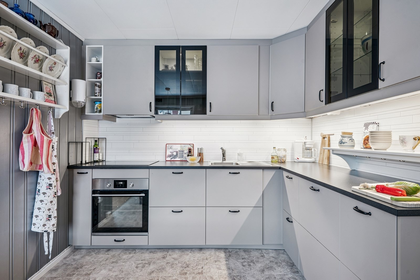 Gjennomført kjøkken med sorte kontraster. Galleribilde