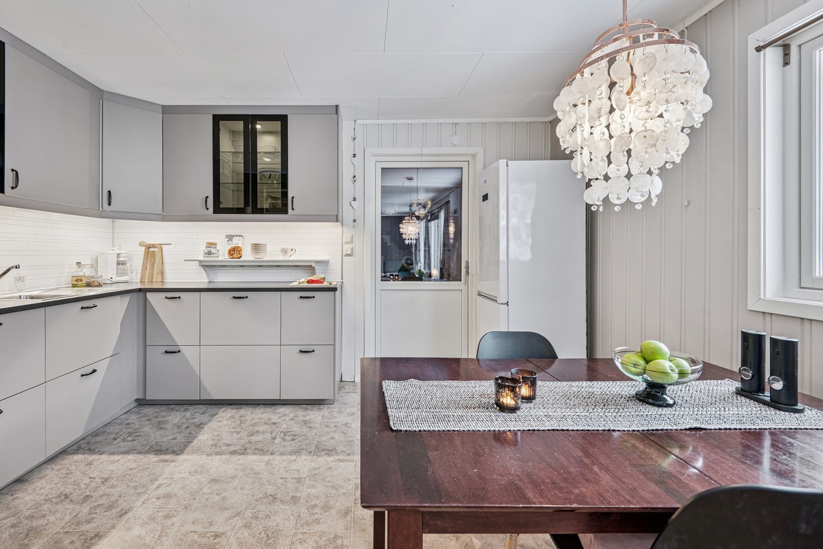 Et pent og praktisk utformet kjøkken. Bak kjøkkenet er det godt med bodplass og utgang til hagen. Galleribilde