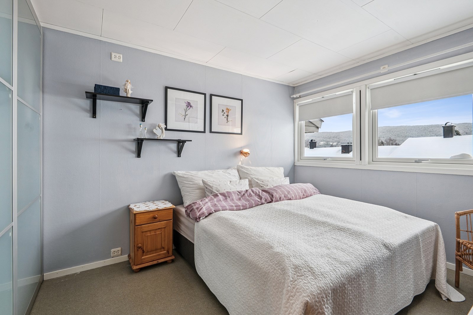 Hovedsoverommet er innredet med skyvedørsgarderobe. Galleribilde