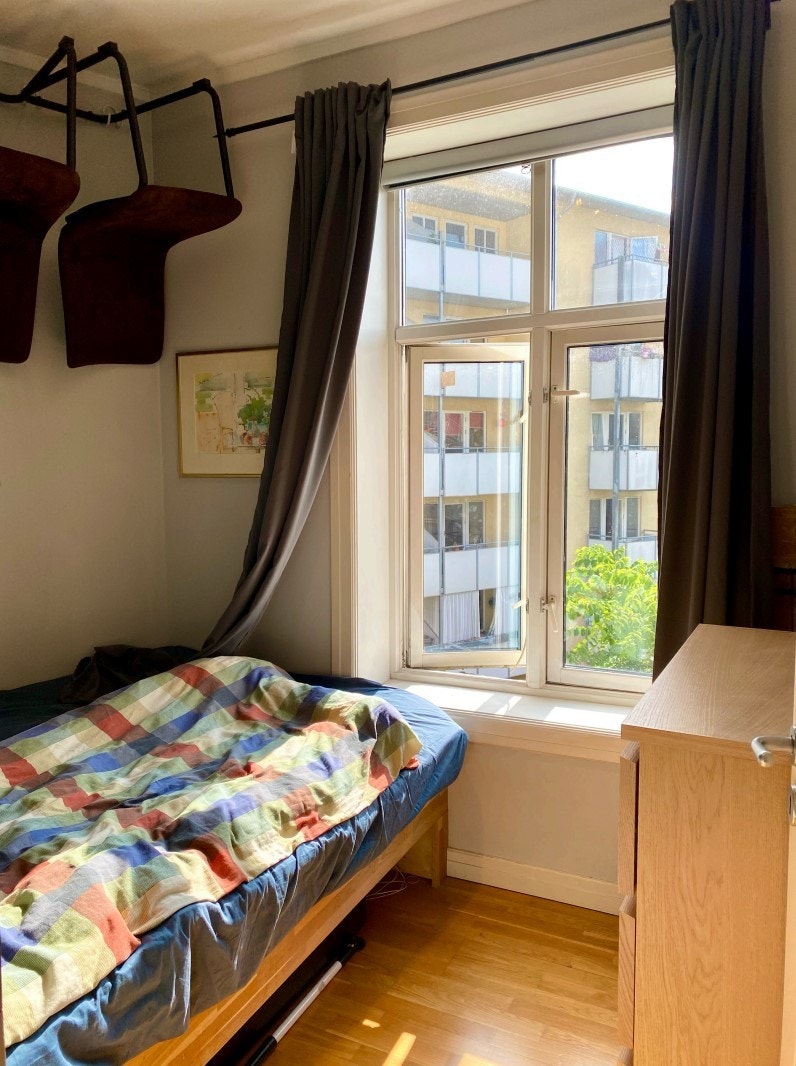 Soverommet er utstyrt med dobbeltseng og garderobeskap. Galleribilde