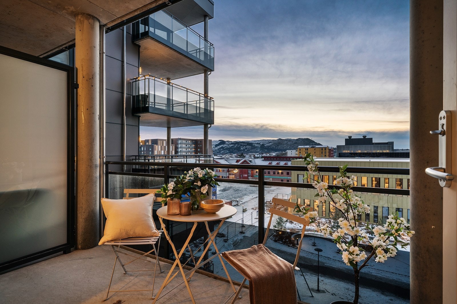 Nydleig terrasse med utsikt og vestvendt beliggenhet. Galleribilde