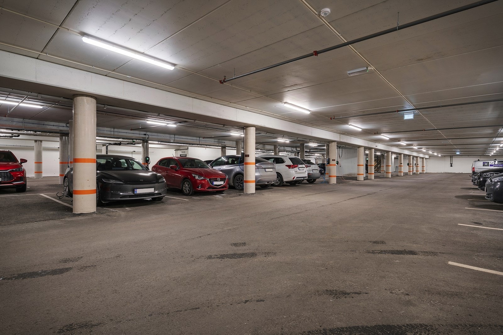 Det er mulighet for garasjeplass i underetasjen. Galleribilde