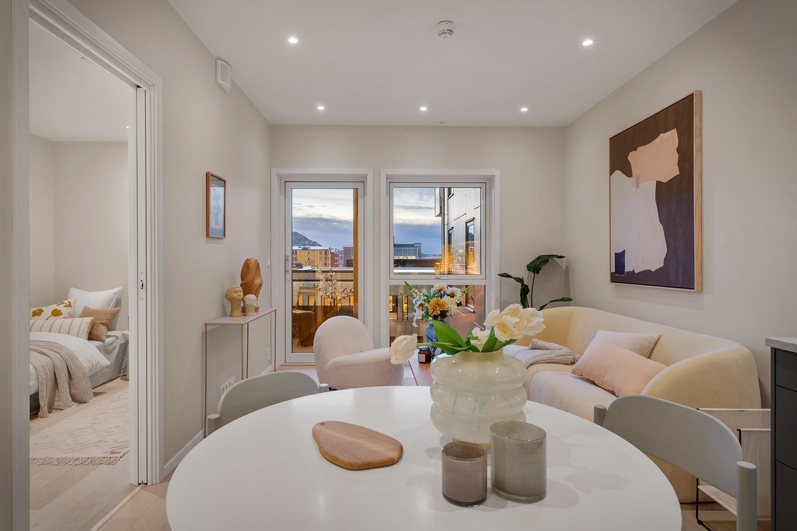 Det er plass til spiseplass ved kjøkkenet. Galleribilde