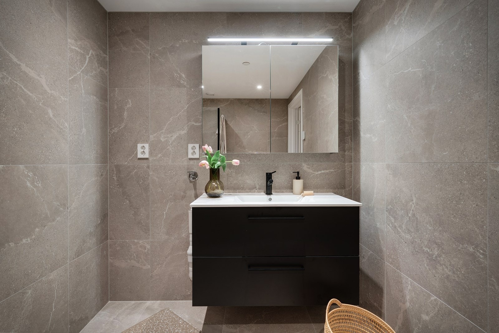 Badet har opplegg for vaskemaskin og tørketrommel. Galleribilde