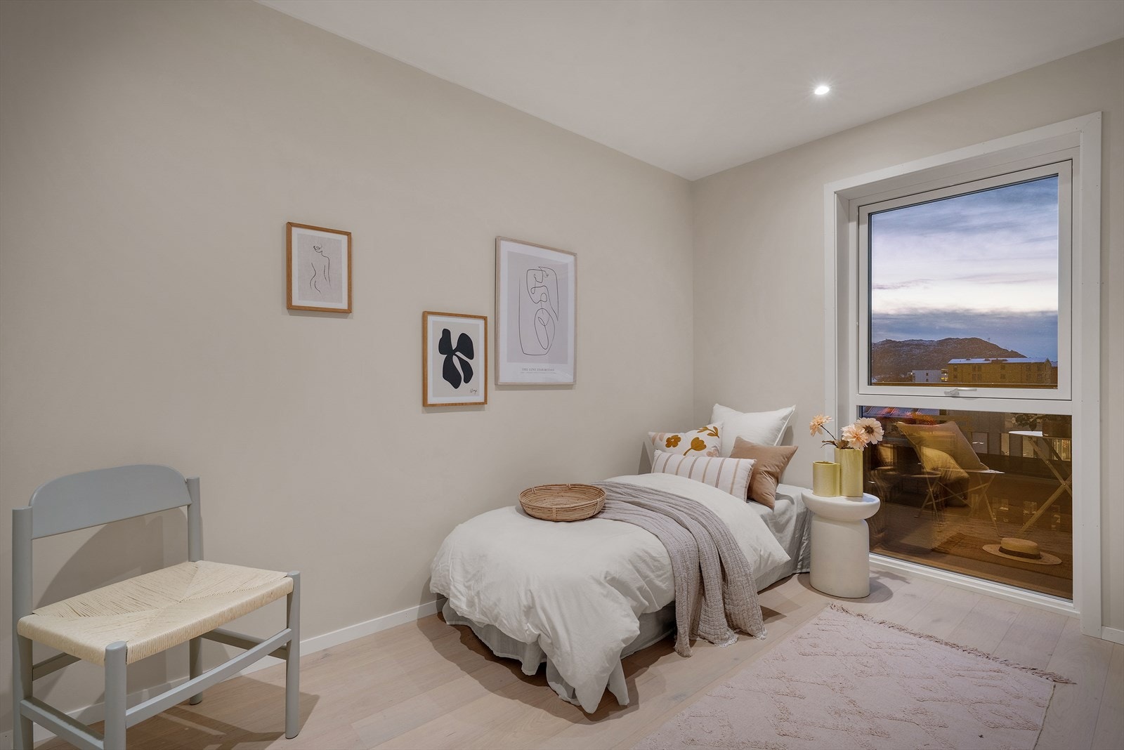 Soverom 2 med samme lekre detaljer, downlights i tak og plass til seng og garderobeløsning. Galleribilde