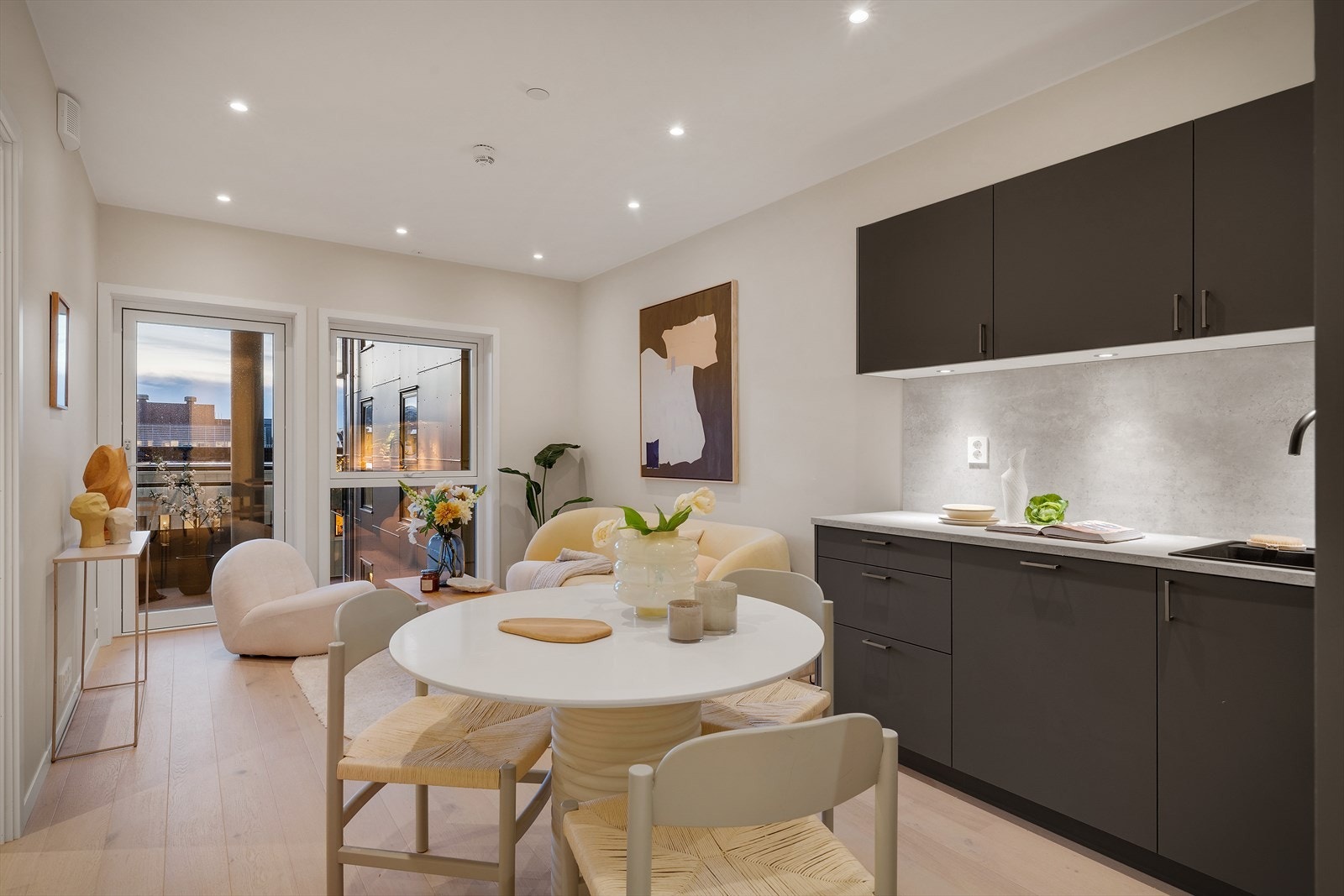 Stue har åpen løsning mot kjøkken som har innredning fra Drømmekjøkkenet. Galleribilde