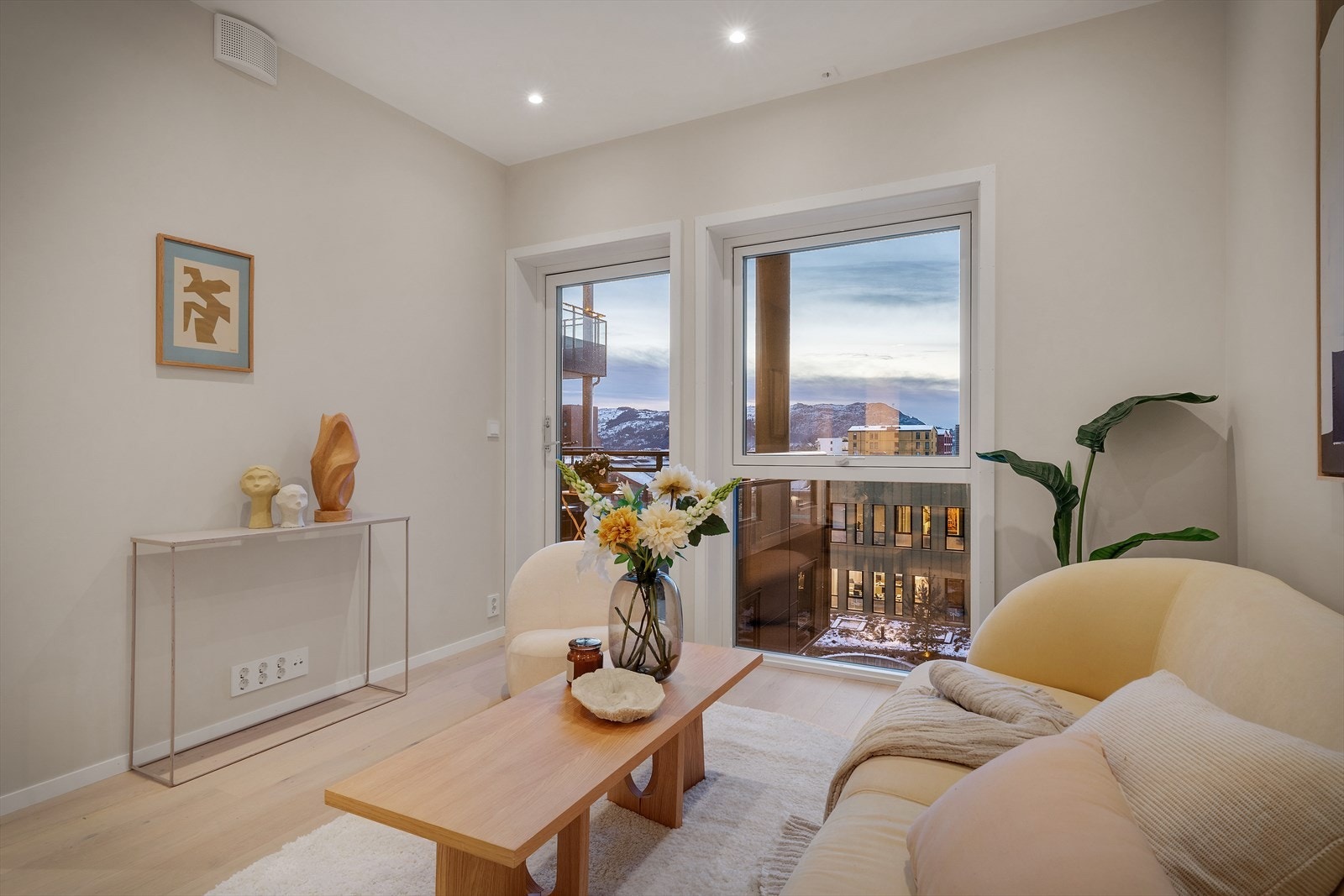 Dette er en leilighet beliggende i 4 etasje med luftig og fin beliggenhet med vestvendt beliggenhet. Galleribilde