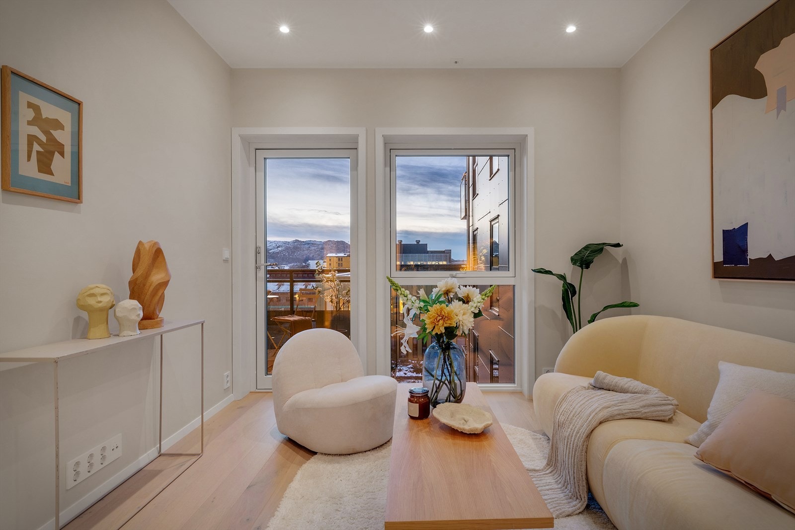 Store vindusflater gir rommet godt med naturlig lys. Galleribilde