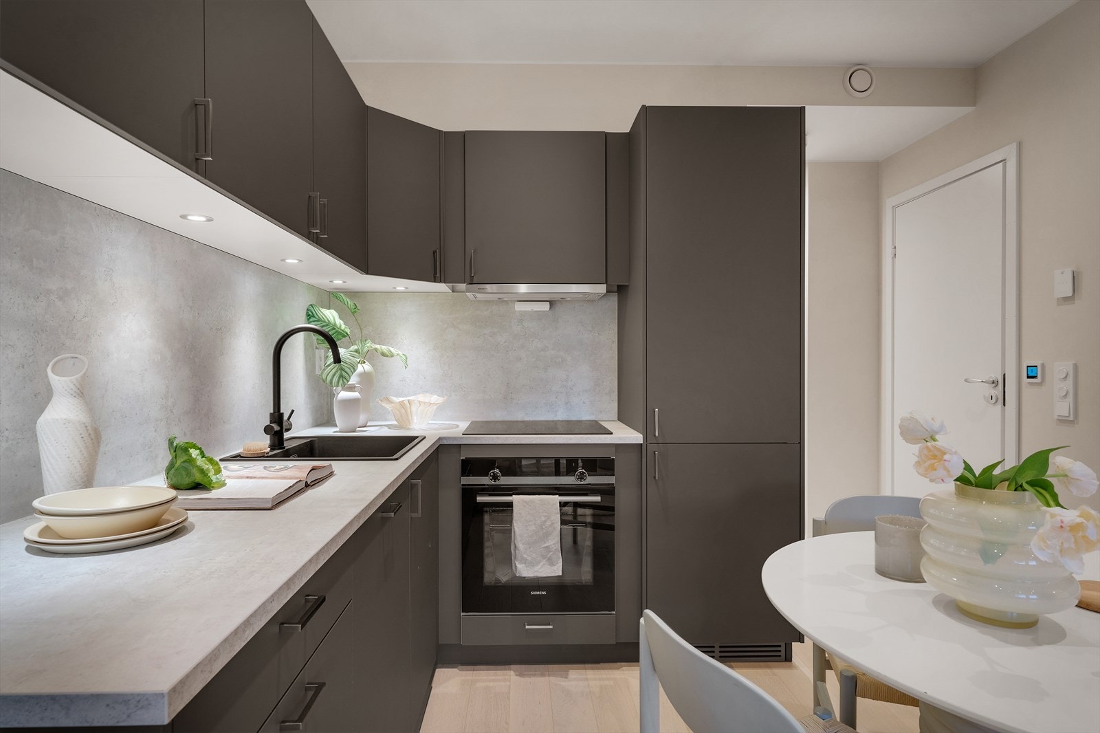 Kjøkkenet har oppvaskemaskin, stekeovn, platetopp og kjøleskap med frys. Galleribilde