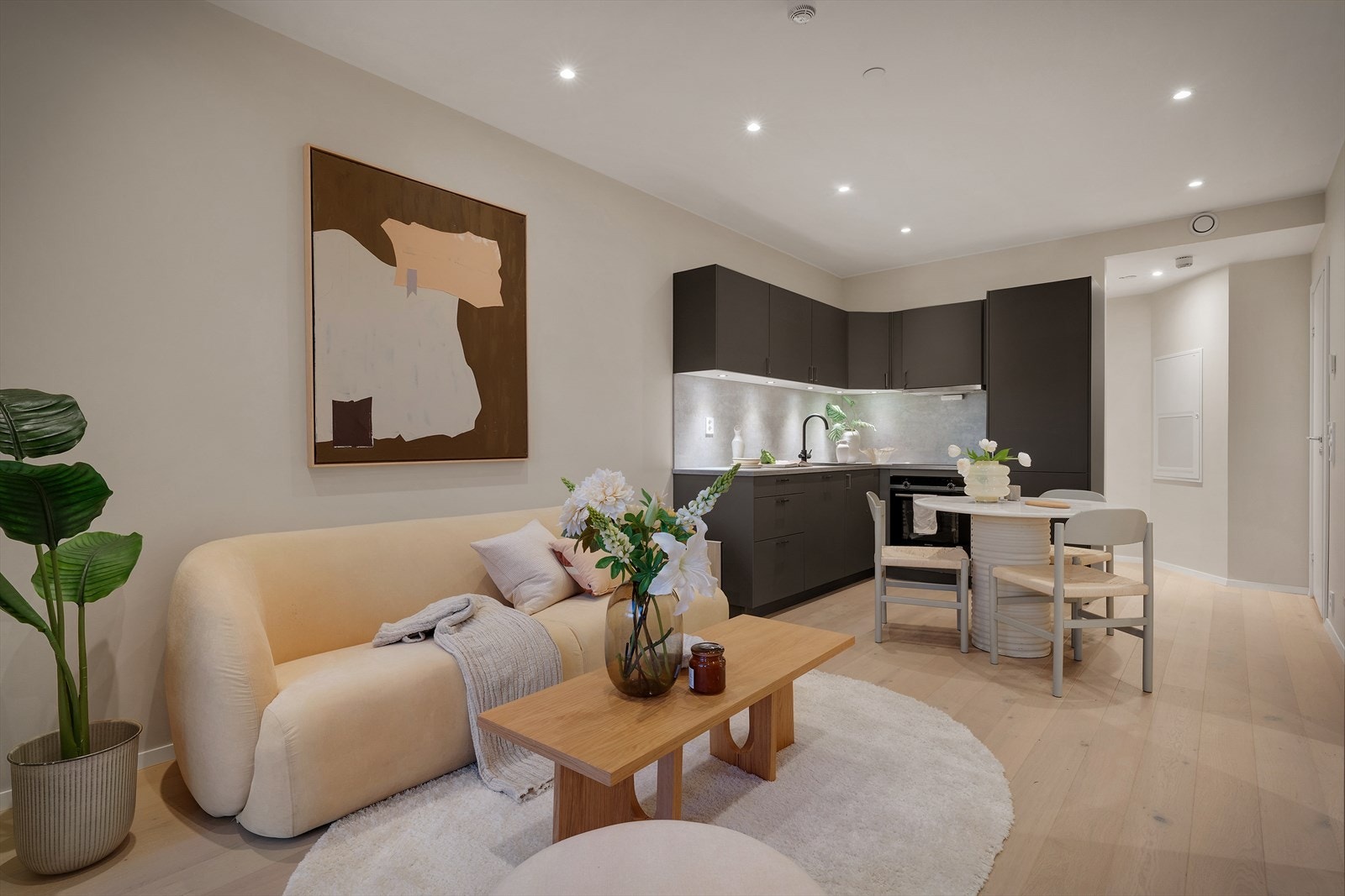 Stue har vannbåren varme i gulv og downlights i tak. Galleribilde