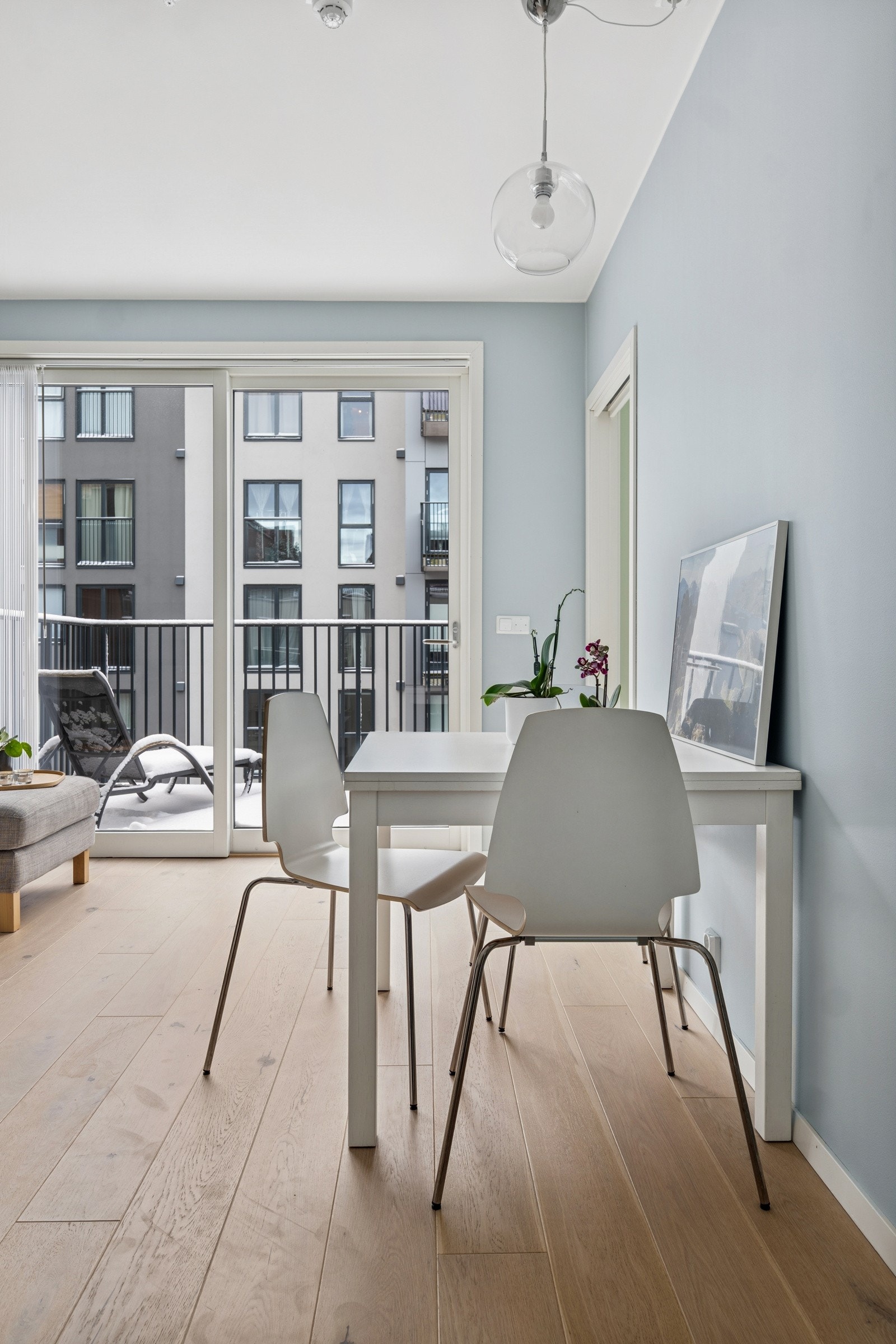 Rommet har god plass til spisebord og sittegruppe Galleribilde