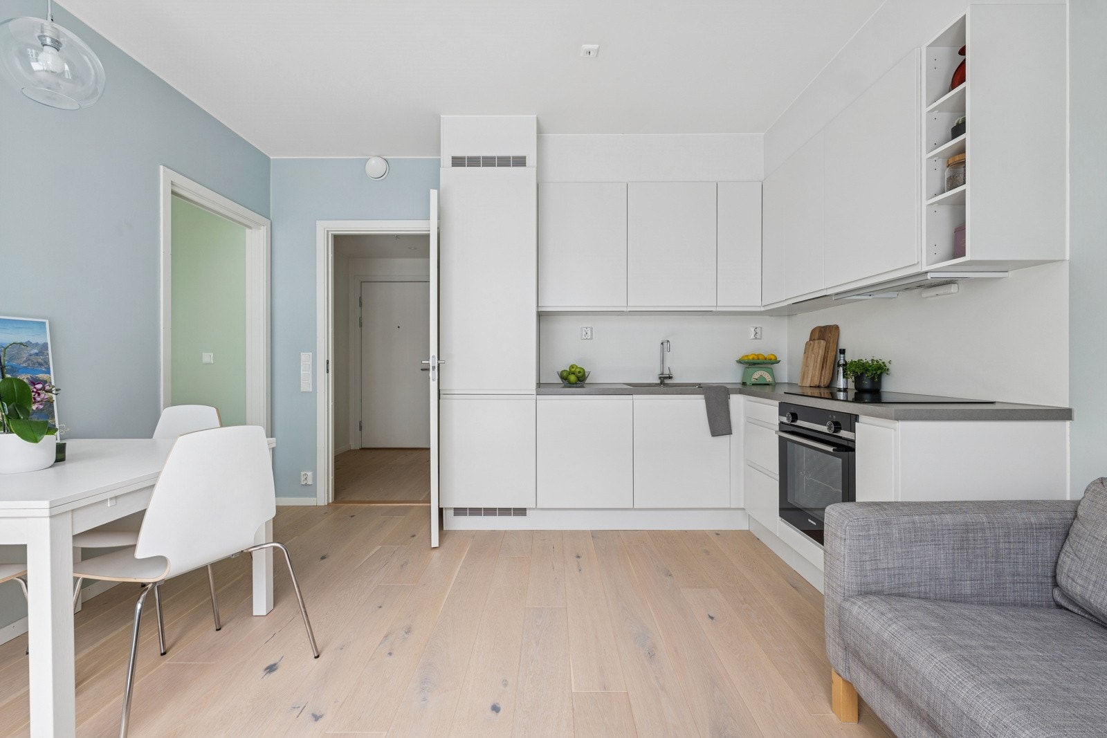 Moderne kjøkken med god skapplass og integrerte hvitevarer Galleribilde