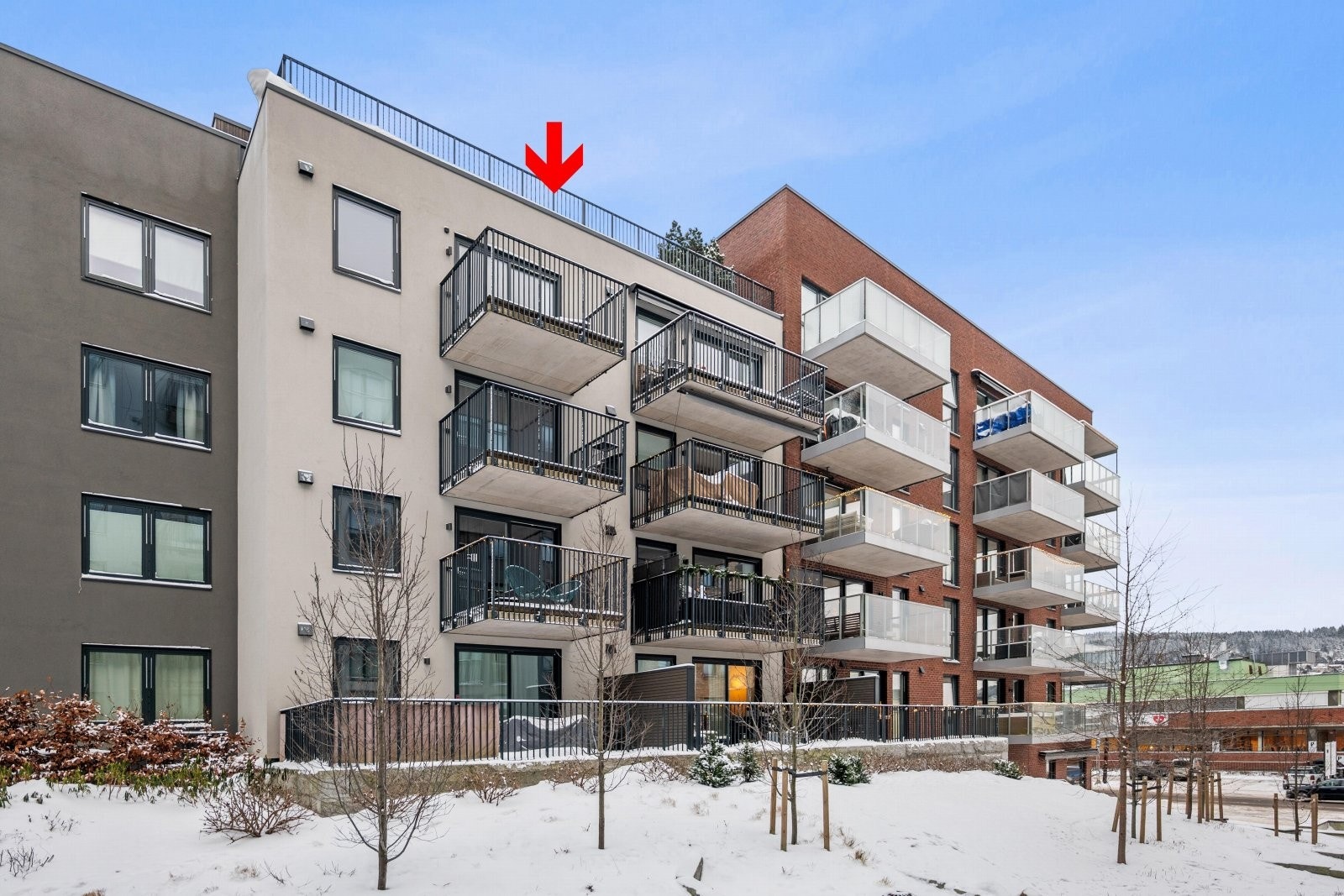 Leilighet ligger i topppen av bygget med flotte sol- og utsiktsforhold Galleribilde