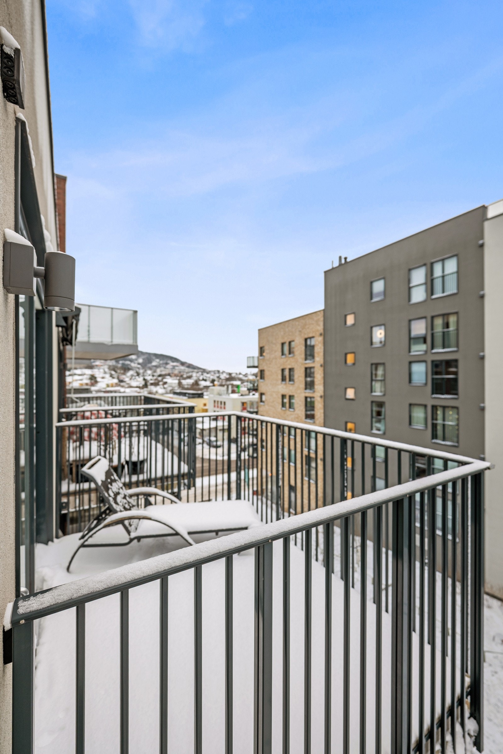 Balkongen er syd-sydvestvendt med fin utsikt Galleribilde