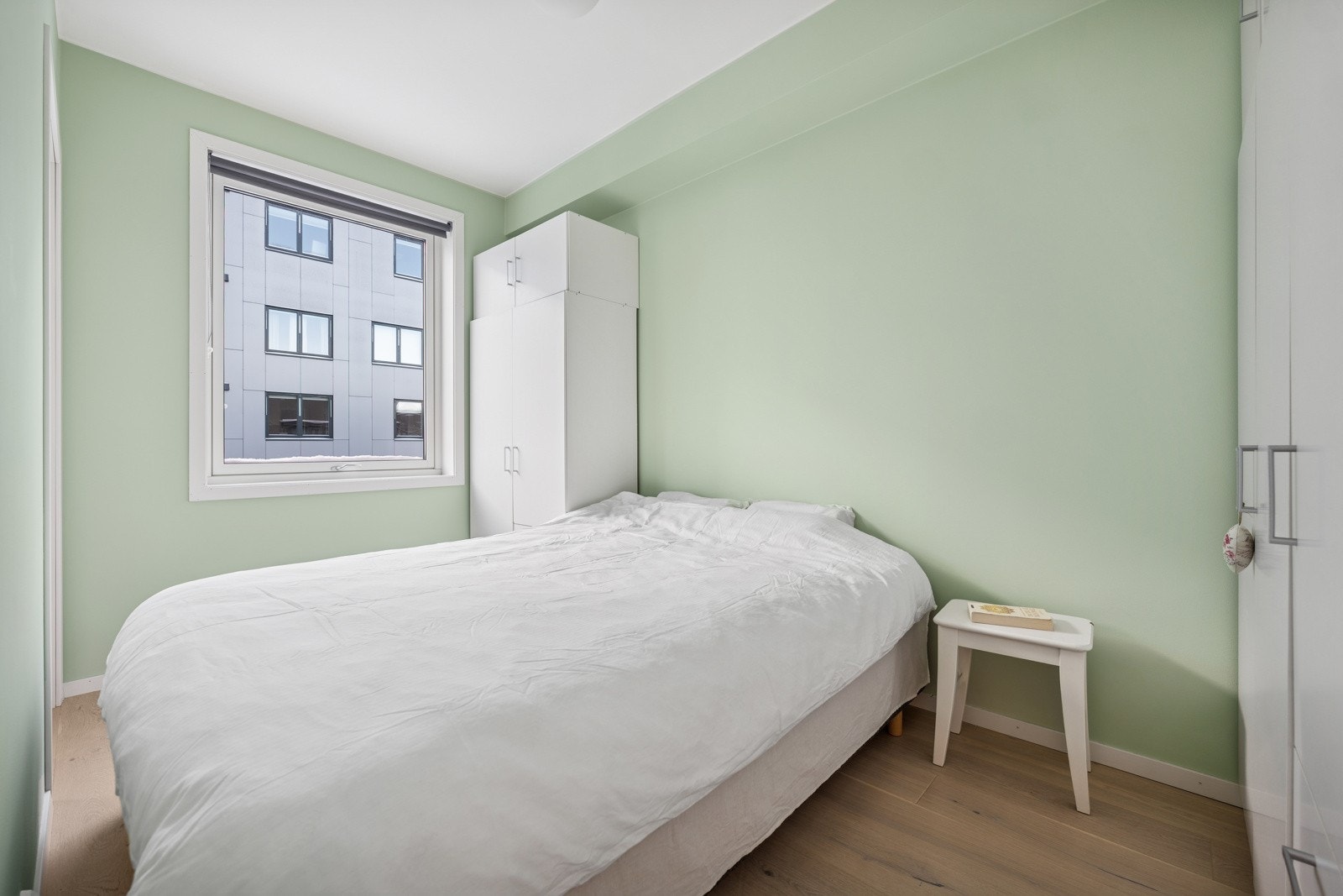 Lyst soverom med godt med garderobeskap Galleribilde