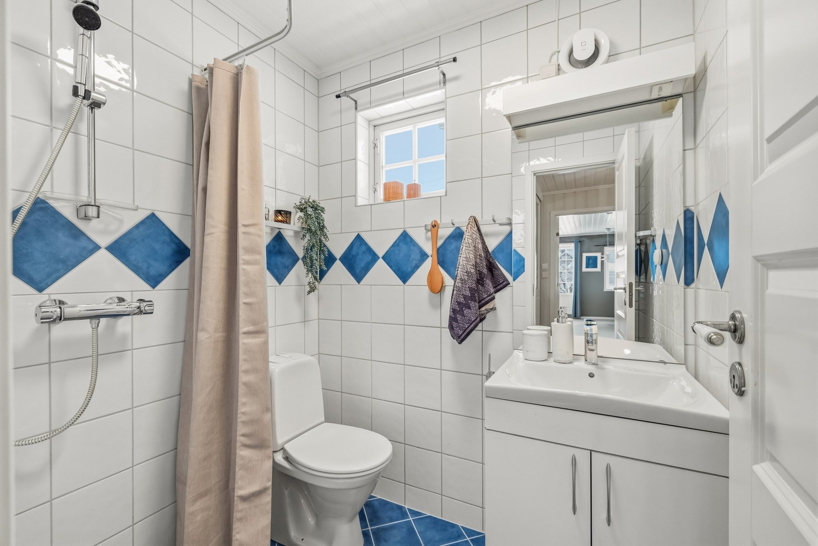 Badet i første etasje har flislagt gulv med gulvvarme Galleribilde