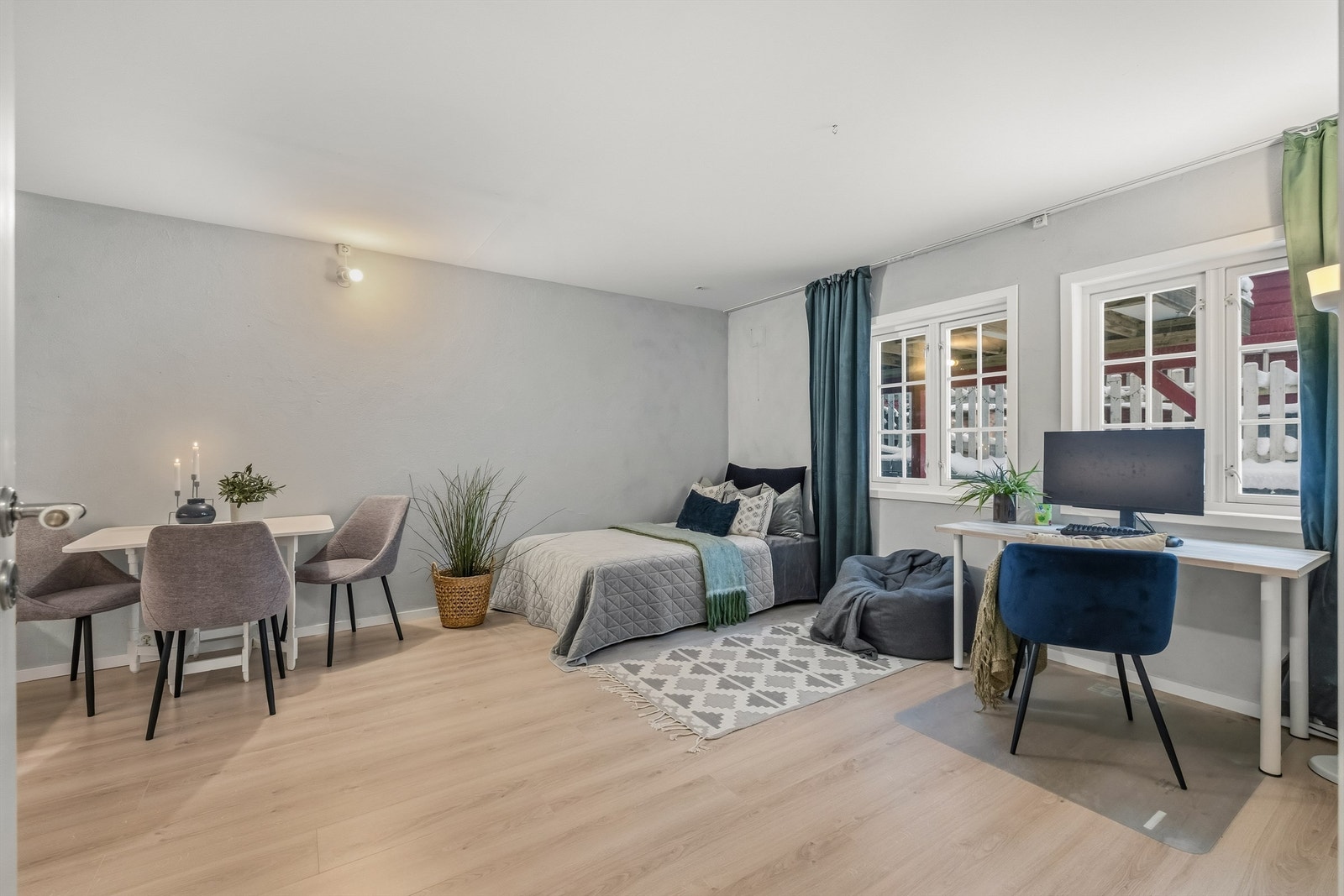 Kjellerleilighet med store vinduer som slipper inn godt med lys Galleribilde