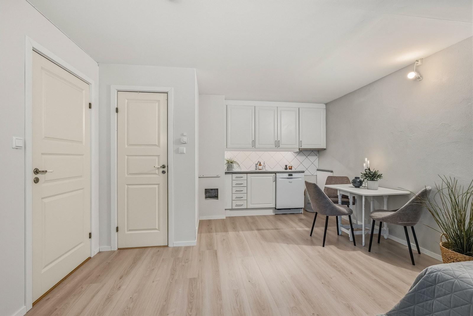 Kjøkken og stue i en åpen og sosial løsning Galleribilde