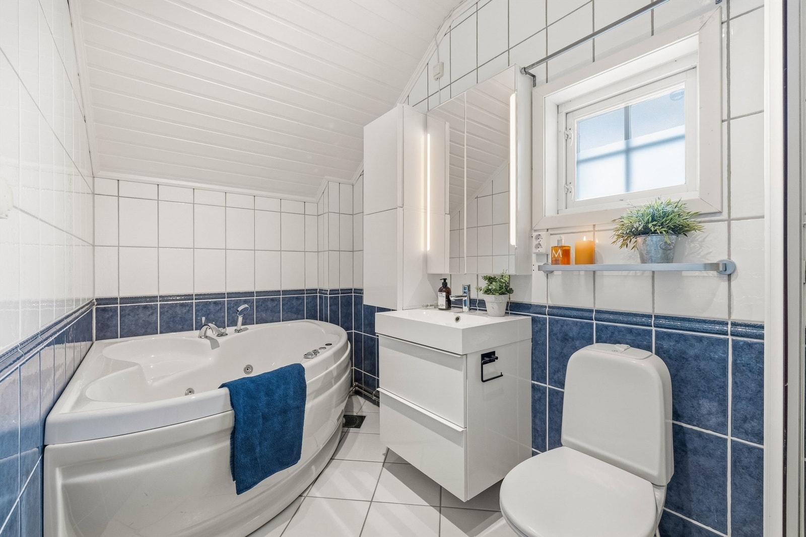 Badet i andre etasje har flislagt gulv med gulvvarme, dusjkabinett med glassdører og boblebad. Galleribilde