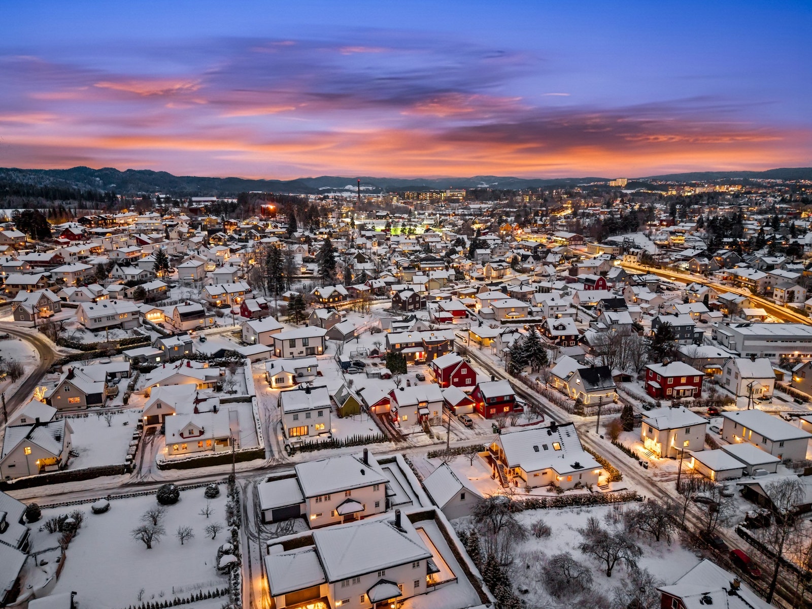 Området har et meget godt kollektivtilbud med buss og tog, som gjør pendling enkel. Galleribilde