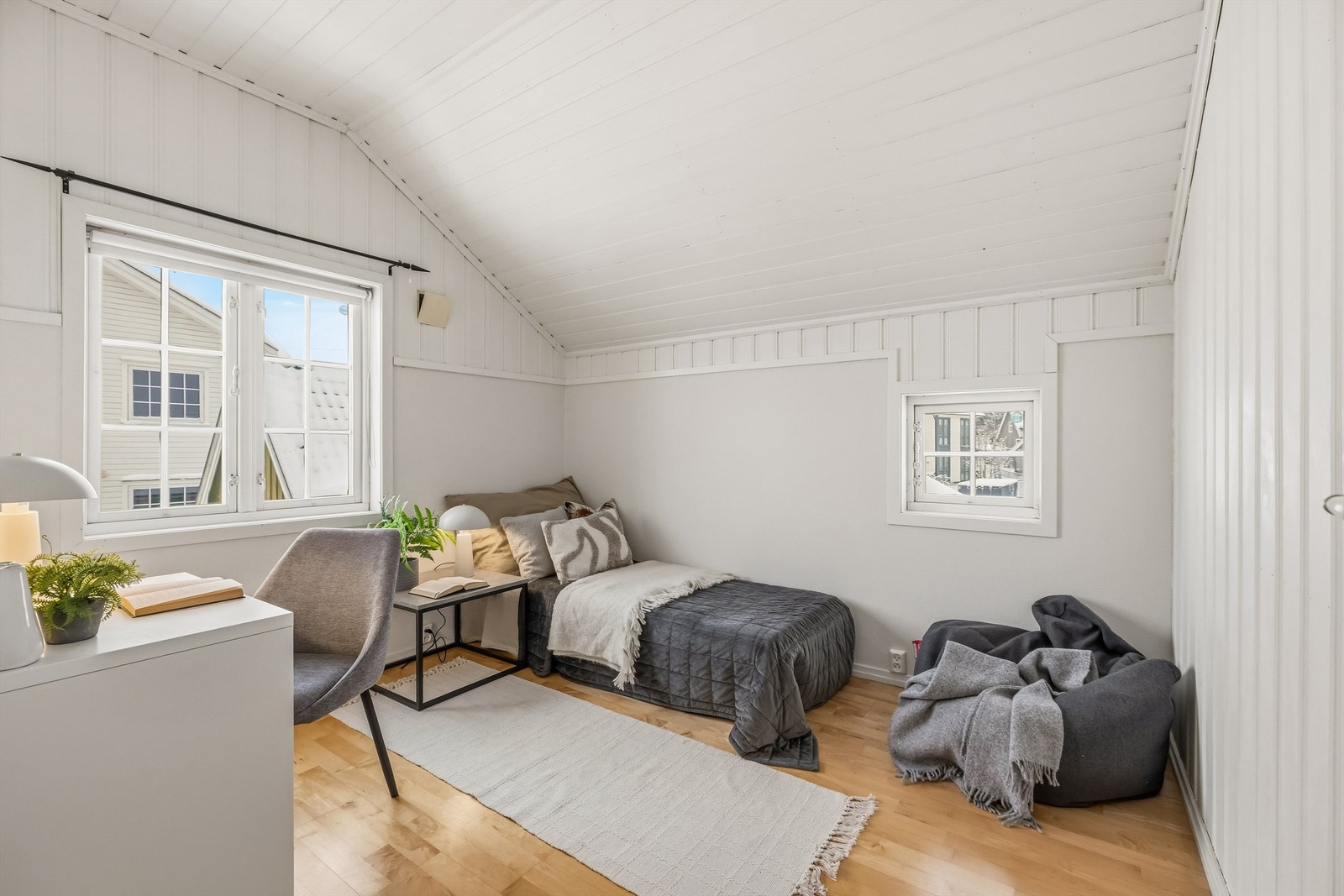 Soverom 2 i andre etasje med innebygd garderobeskap og lyse overflater Galleribilde