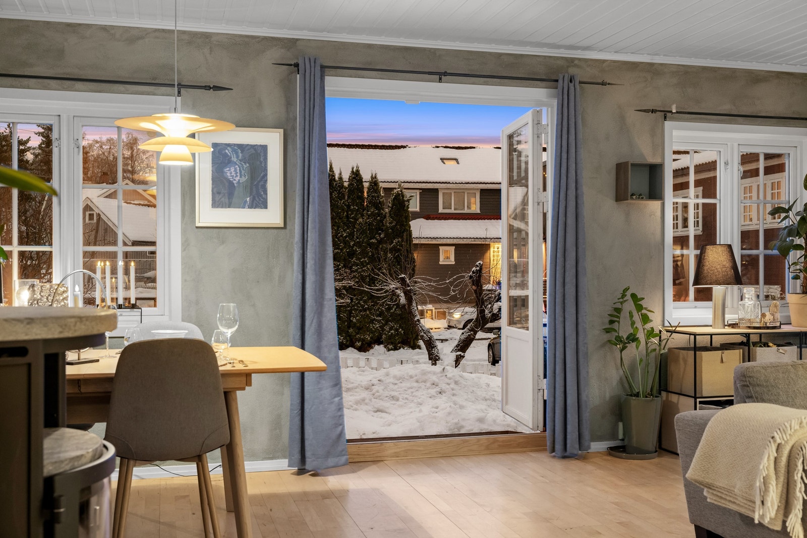 Den dobbelfløyede terrassedøren kan åpnes helt opp Galleribilde