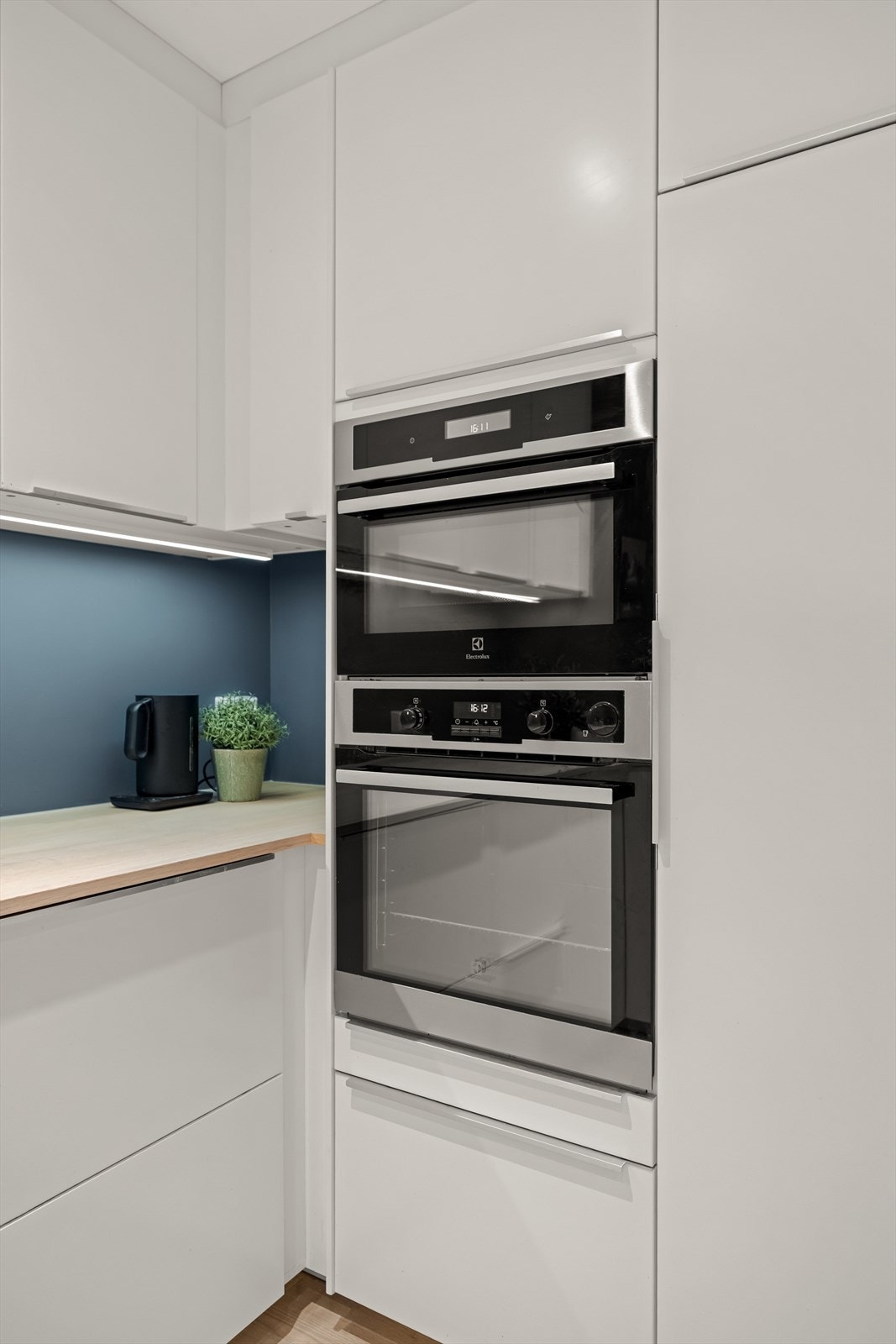 De integrerte komfyrene i høyskap er praktisk plassert for ergonomisk bruk og enkel tilgang. Galleribilde