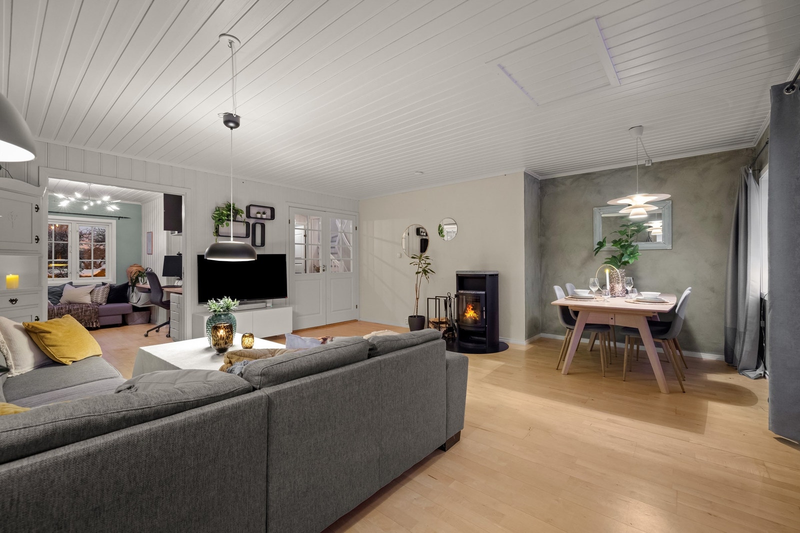 Boligen har sentralstøvsuger i alle etasjer og kablet nettverk mellom etasjene for moderne bekvemmelighet. Galleribilde