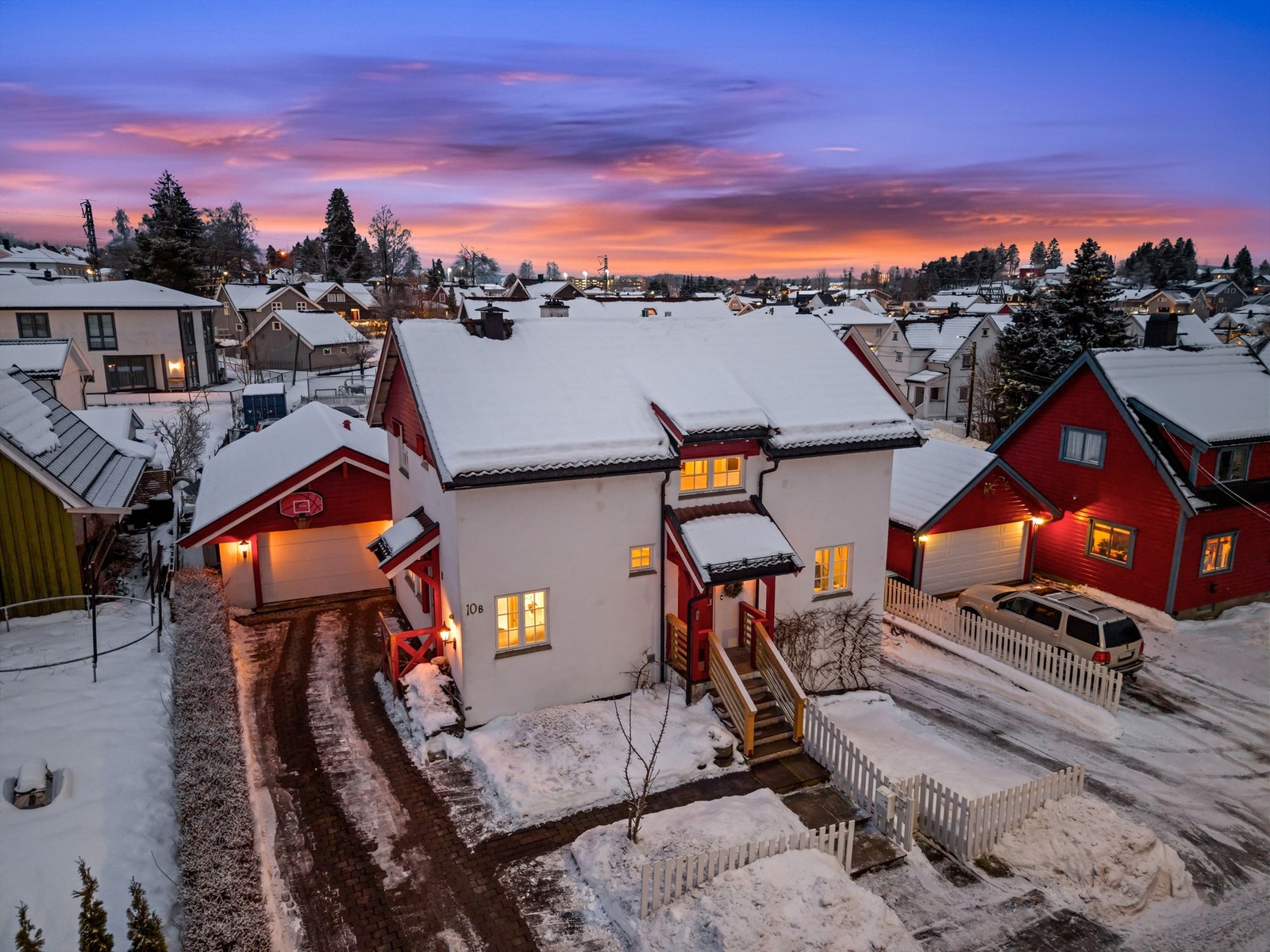 Boligen har en dobbel garasje med kjeller som gir over 300 m2 til disposisjon. Den har også varmekabler i oppkjørsel og inngangsparti. Galleribilde