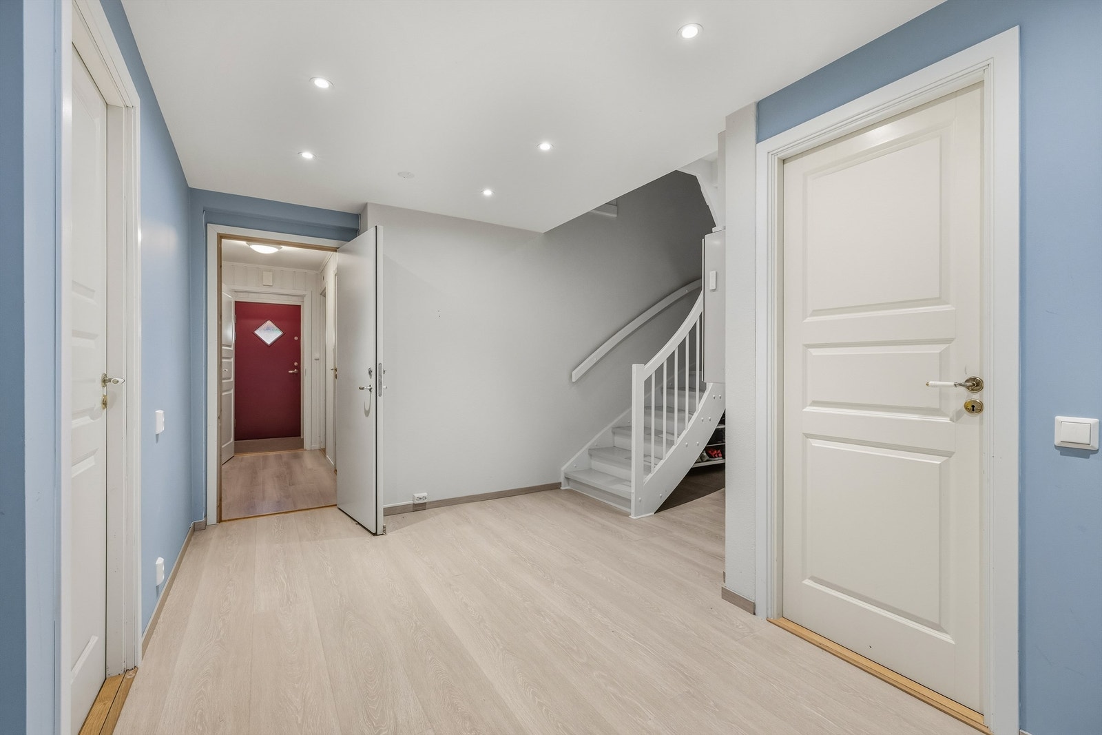 Underetasjen har en egen trappegang som forbinder hoveddelen med utleiedelen på en praktisk måte. Galleribilde