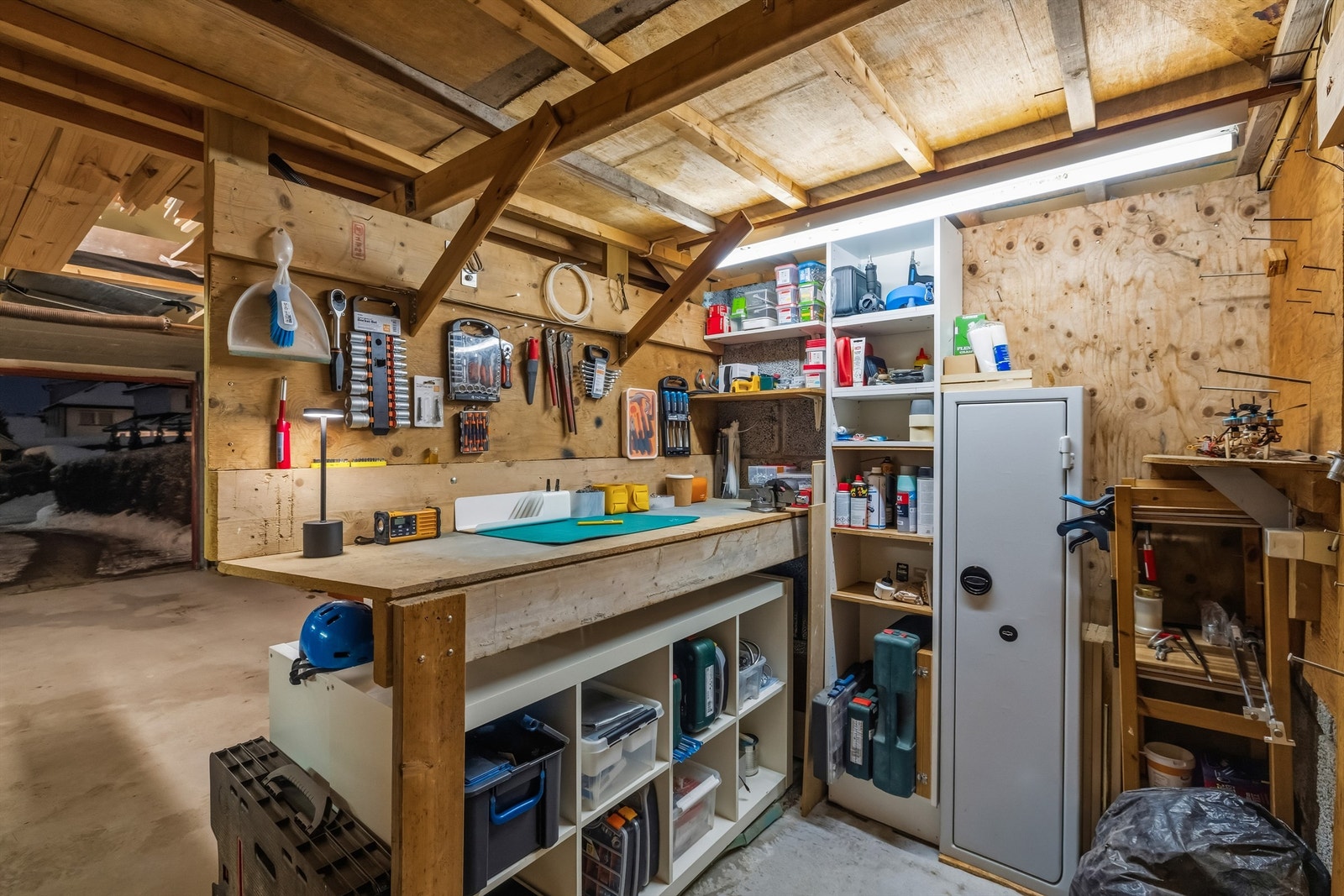 Garasjen har to høye arbeidsstasjoner og uttak for luftkompressor, ideelt for hobbyprosjekter. Galleribilde