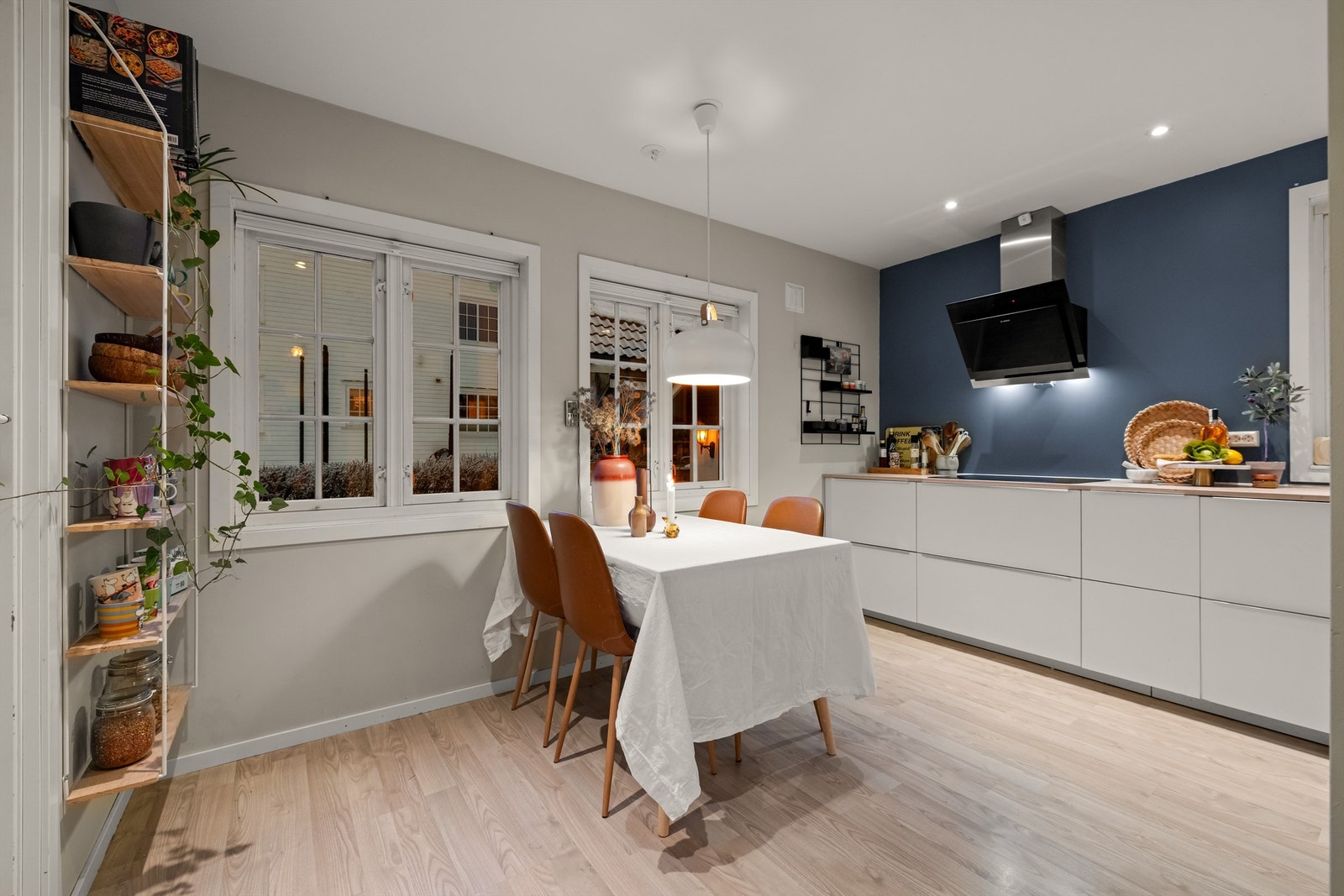 Det moderne kjøkkenet fra 2018 er et naturlig samlingspunkt med god plass til spisebord. Galleribilde