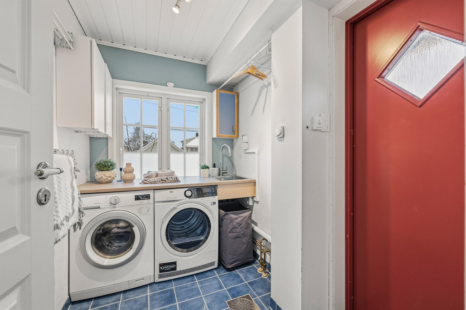 Det prakiske vaskerommet i tilknytning til kjøkkenet, og med egen utgangsdør Galleribilde