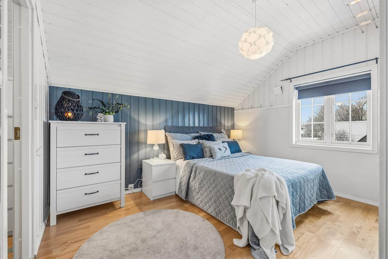 Boligens hovedsoverom, med innebygd garderobeskap og tilhørende omkledningsrom Galleribilde