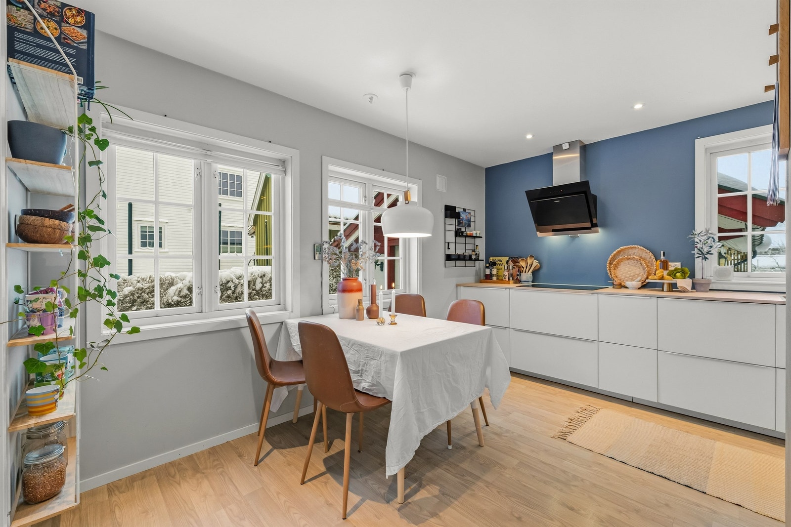 Her er det god plass til både hverdagshygge og sosiale måltider med familie og venner. Galleribilde