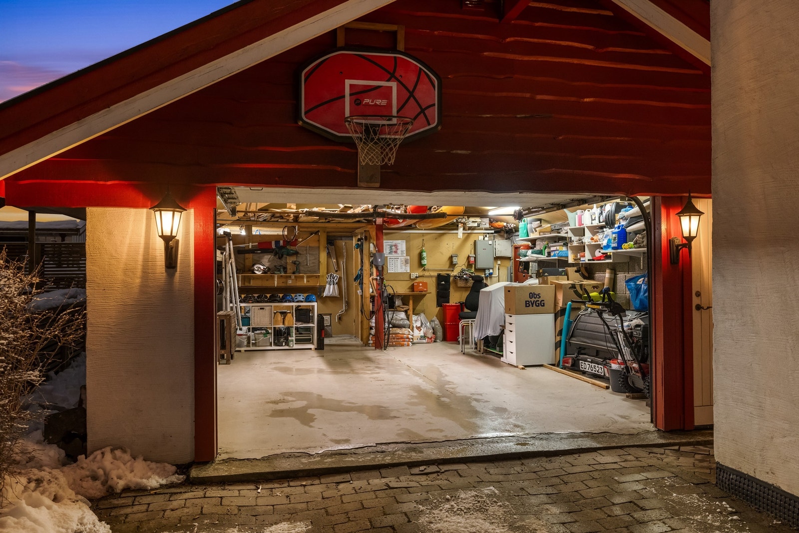 Denne unike dobbeltgarasjen ble i sin tid bygget som verksted for en håndverker, byr i første etasje på to biloppstillingsplasser og stor takhøyde med hems Galleribilde