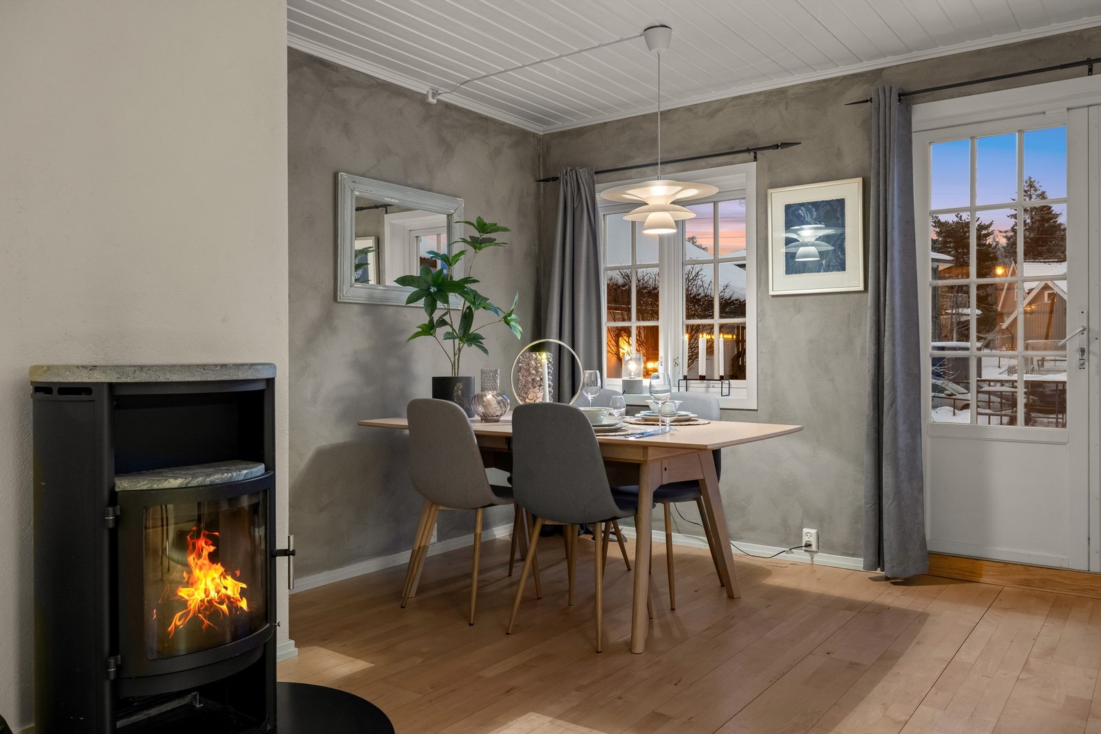 Den romslige stuen har en peisovn med glassdør som gir både varme og hygge på kjølige dager. Galleribilde