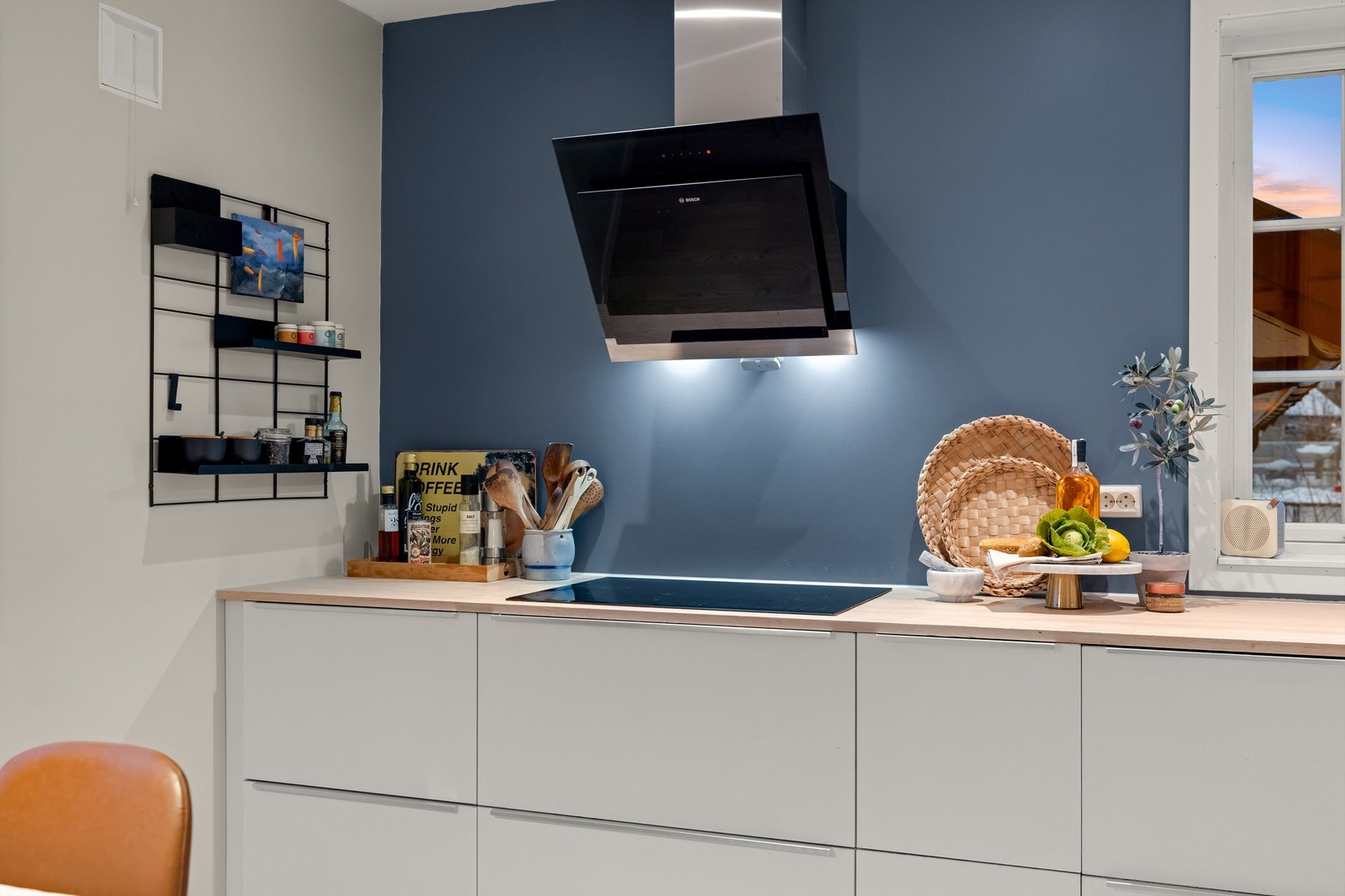 Nedfelt induksjonstopp og stilren kjøkkenhette Galleribilde