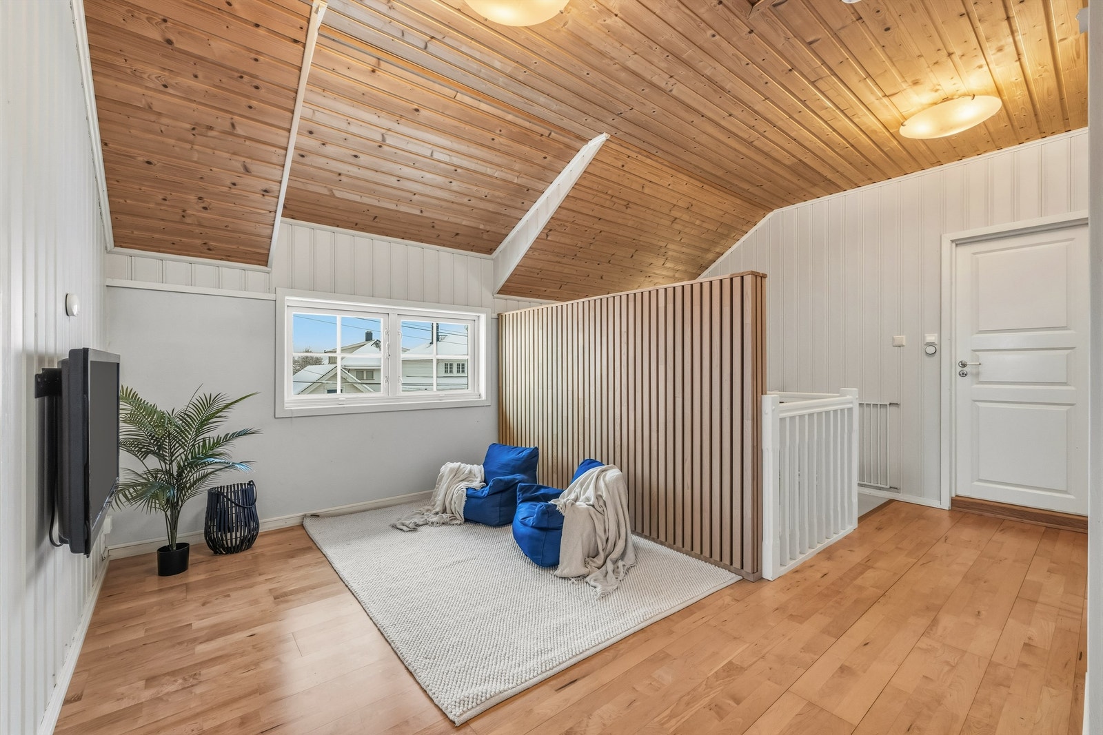 I boligens 2. etg. finner du 3 soverom, bad, bod og denne loftstuen som ekstra oppholdsrom. Alle rom med vannbåren varme. Galleribilde