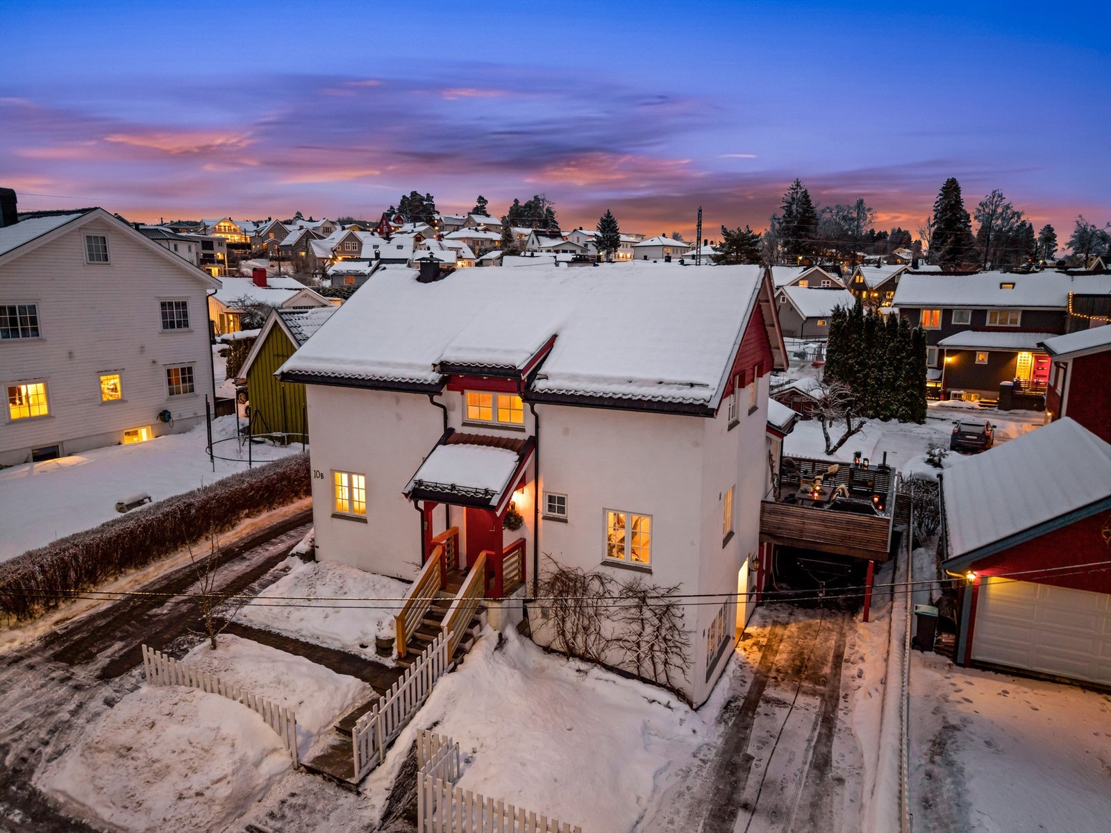 Boligen har godkjent utleiedel med carport som kan leies ut for estimert kr 14 000,- i mnd, eller benyttes som en del av huset - alt etter behov Galleribilde