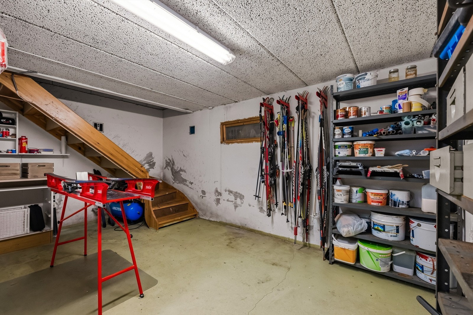 Fra en trapp ned fra garasjens første etasje, får du tilgang på hele 45 m2 underetasje, Her er mulighetsrommet stort, enten du trenger hobbyverksted, lagring eller plass til en nettbutikk. Galleribilde