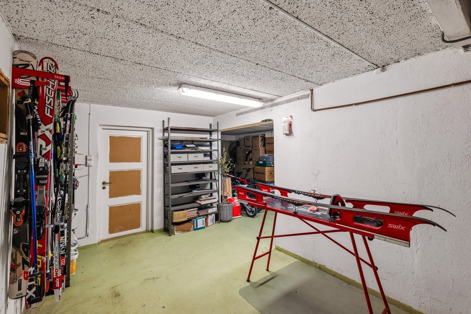 Garasjekjelleren brukes i dag som verktsted og oppbevaring av alt fra sport utstyr, soveposer, klær, maling og annen frostfri oppbevaring. Det har også et tilhørende eldre bad med varmtvann og elektrisk varme Galleribilde