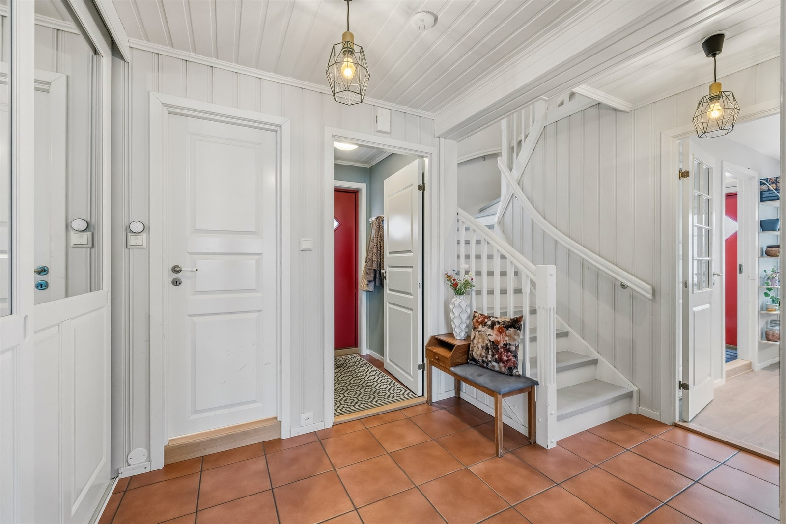 Velkommen inn! Inngangsparti stort garderobeskap. Det er vannbåren varme i alle etasjer. Galleribilde