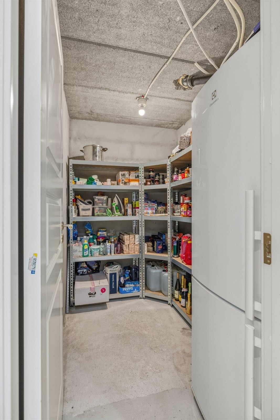 Tilstøtende matbod gir rikelig med praktisk oppbevaringsplass for husholdningsartikler og tørrvarer. Galleribilde