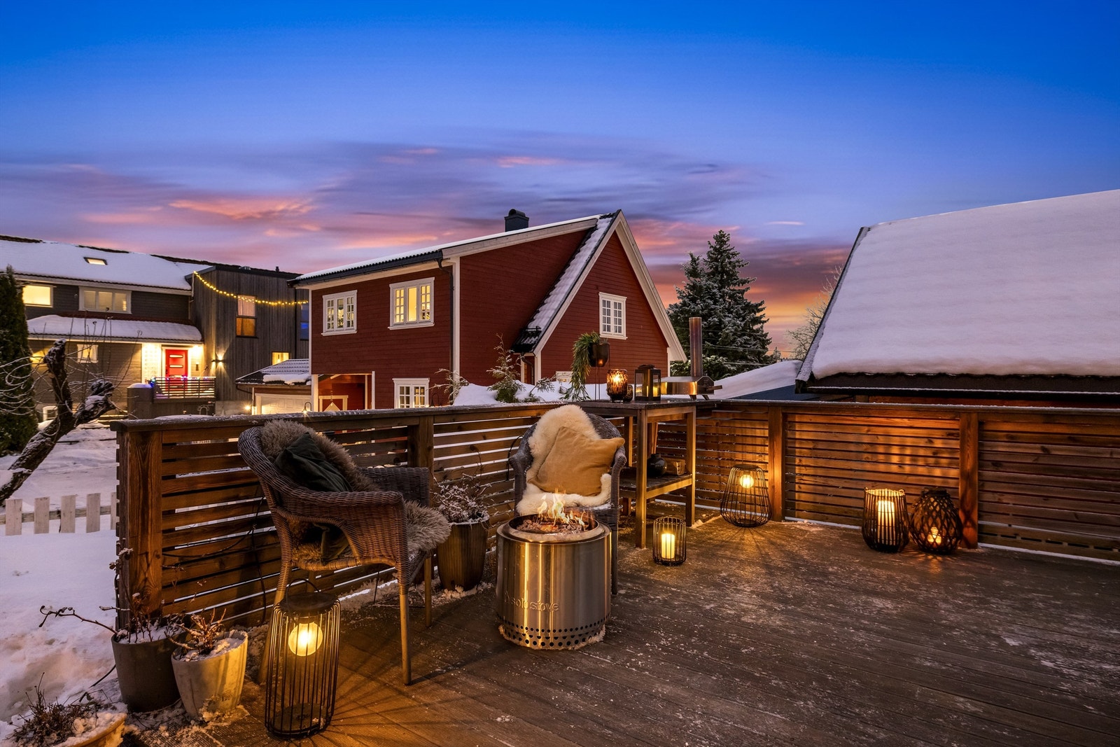 Uteplassen er lun og koselig, innbydende til avslapning og hygge utendørs. Galleribilde