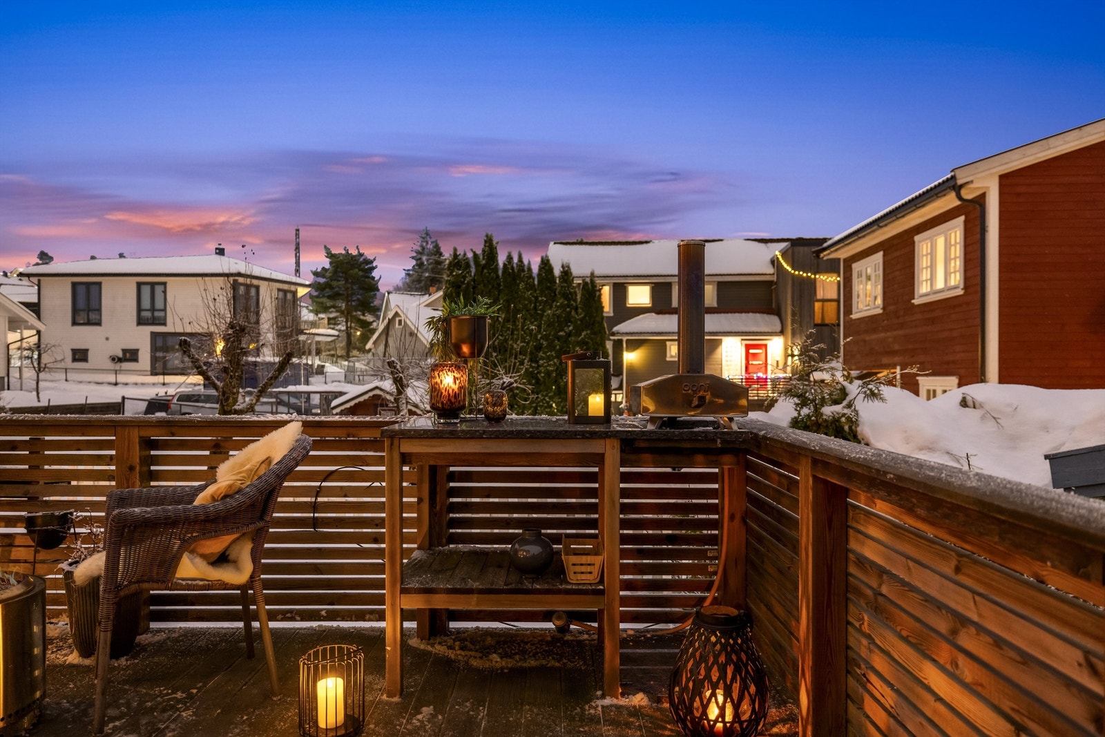 Den sydvendte hagen er lun og solrik, med plen og god plass til lek og aktiviteter for barna. Galleribilde