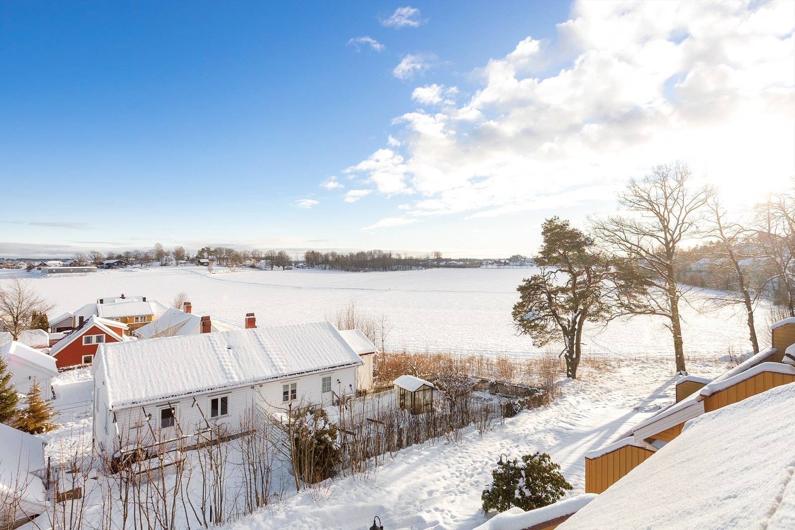 Kort vei yill bussholdeplass hvor det går buss til både Tønsberg og Tjøme flere ganger i timen. Galleribilde