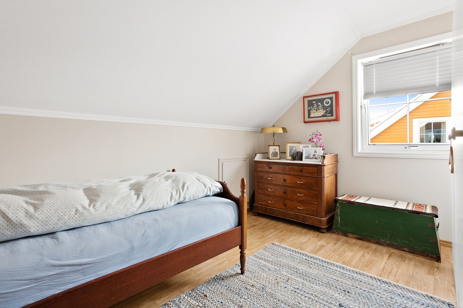 Soverom 2. Soverommene kan benyttes som gjesterom, barnerom eller hjemmekontor, avhengig av behov. Galleribilde