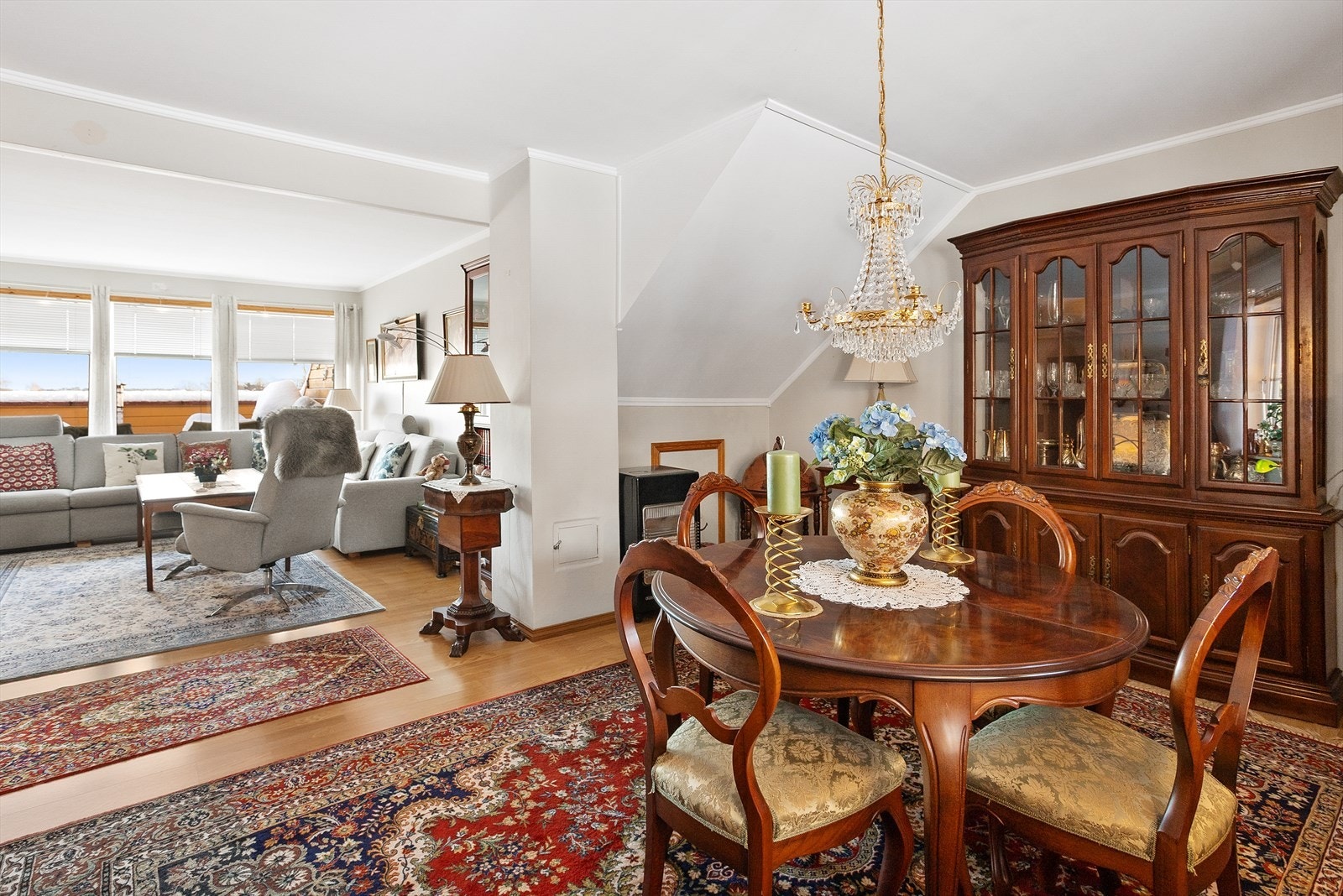 Romslig og lys stue med store vindusflater som gir rikelig med naturlig lys og en behagelig romfølelse. Galleribilde