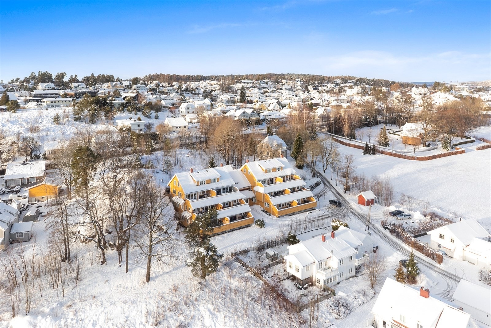 Fra leiligheten er det ca. 2,5 km til Tønsberg sentrum, samt ca. 800 meter til Teie torv som innehar det meste av sentrumsfasiliteter. Galleribilde